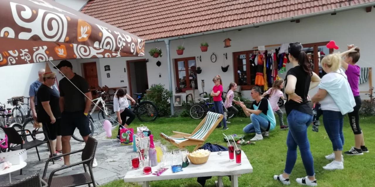 Penzion A Hospoda Na Statku Hluboká nad Vltavou Εξωτερικό φωτογραφία